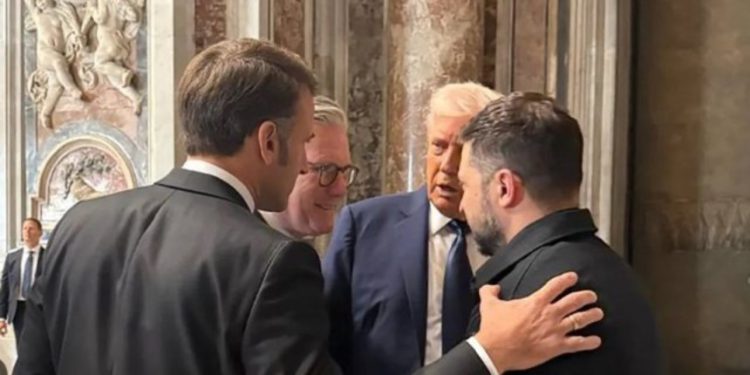 “S’duhet të jesh këtu fare, ulu dhe…”/ Zbardhen detaje se çfarë ndodhi mes Trump dhe Macron në Bazilikën e Shën Pjetrit