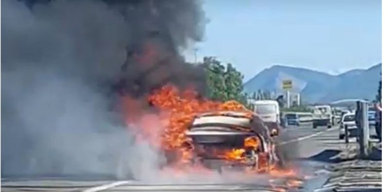 Shkrumbohet makina në autostradën Laç-Mamurras, shkak një shkëndijë elektrike