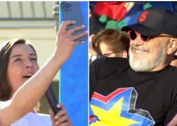 Zegjineja “eksitohet” para Ramës, futet live nga takimi elektoral për të përshëndetur Gaz Bardhin