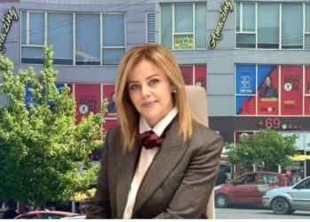 Nënkryetarja e Bashkisë së Elbasanit, Aulona Bylykbashi pret pemën, i zuri pamjen e posterit elektoral