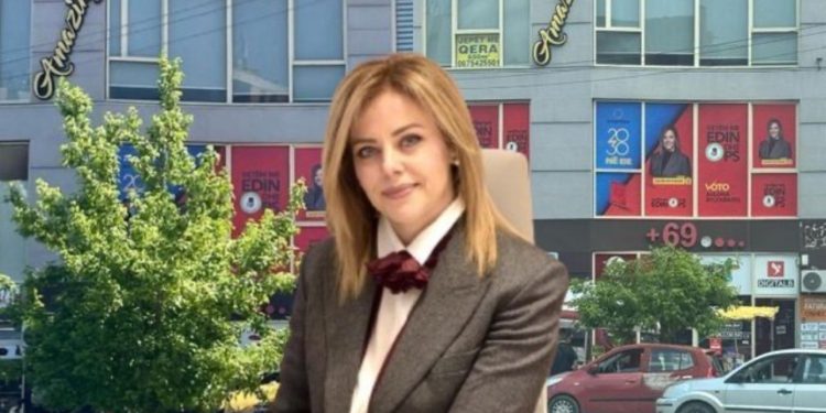 Nënkryetarja e Bashkisë së Elbasanit, Aulona Bylykbashi pret pemën, i zuri pamjen e posterit elektoral