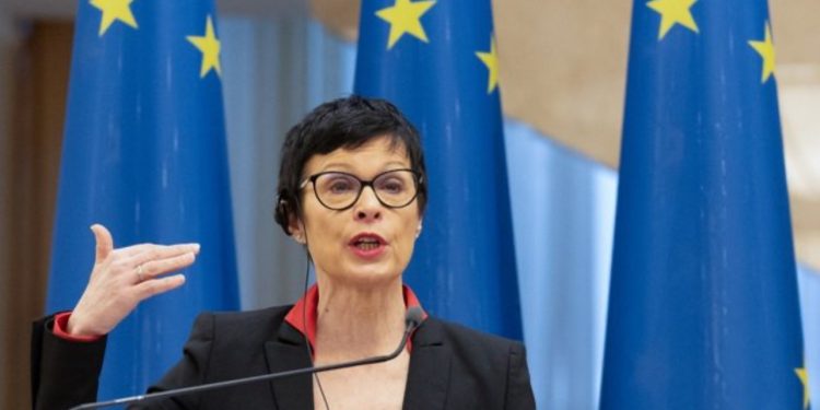 Komisionerja e BE-së i kërkon kryeministrit të Serbisë bashkëpunim për reforma: Vullneti i popullit serb duhet të dëgjohet