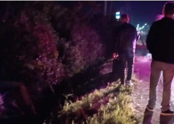 Aksident në Lushnjë/ Motoçikleta përfundon në kanal, dy kalimtarë shpëtojnë të riun nga mbytja, 17-vjeçari dërgohet në spital në gjendje të rëndë