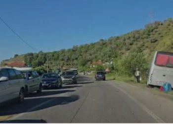 Automjeti përpl*set me autobusin në aksin Elbasan–Peqin, disa persona përfundojnë në spital