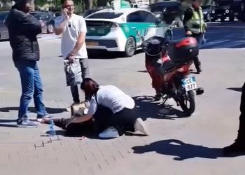 Aksident në qendër të Tiranës, automjeti përplas motorin, një person mbetet i plagosur