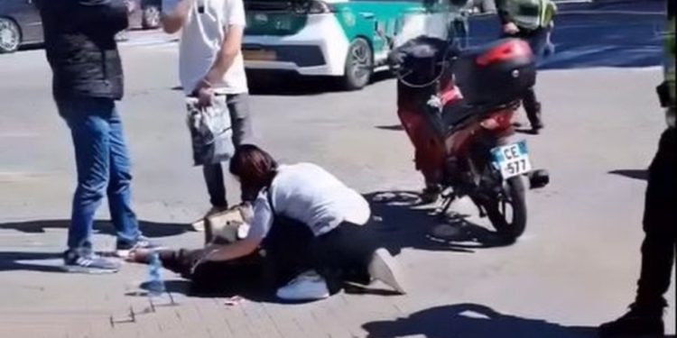 Aksident në qendër të Tiranës, automjeti përplas motorin, një person mbetet i plagosur