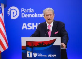 Berisha: Vendimet politizuese të administratës Biden, që ndëshkonin opozitën konservatore, përfunduan njëlloj si ai firmosi