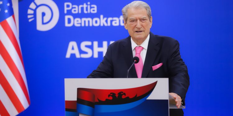 Berisha: Vendimet politizuese të administratës Biden, që ndëshkonin opozitën konservatore, përfunduan njëlloj si ai firmosi