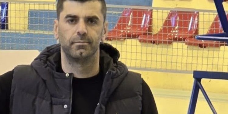 Përplasje fizike mes anëtarëve të PS në Dibër/ Kandidati Danjel Gjura godet me grusht punonjësin e ujësjellësit në një qendër votimi në Maqellarë