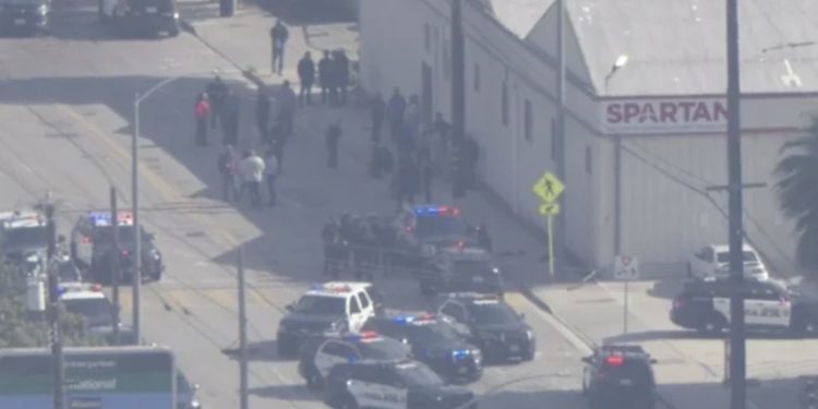 Të shtëna me armë zjarri në një universitet privat pranë Los Angelesit, plagosen dy persona, autori në pranga