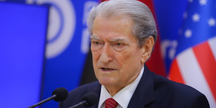 Berisha: Intelektualë kriminelë dhe analistë kriminelë kërkojnë t’u servirin qytetarëve, suksesin e kartelit si suksesin e zgjedhjeve