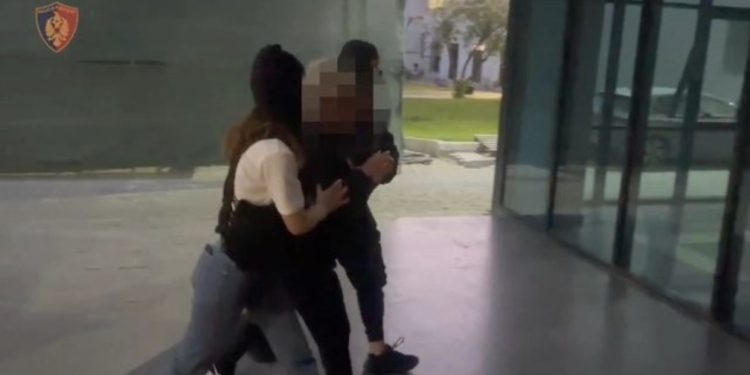 E dënuar me 9 vite burg për shpërndarje të lëndëve të jashtëligjshme, arrestohet 47-vjeçarja me dy emra në Elbasan