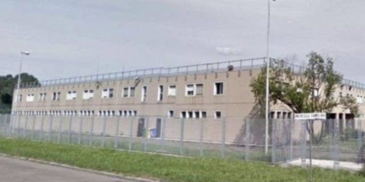 Kontrolle në burgun e Durrësit/ Kapen 10 celularë, i përdornin të dënuarit