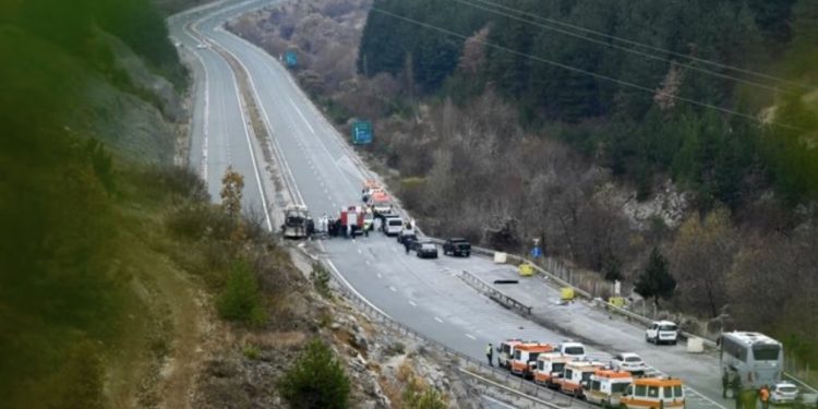 Aksident tragjik në Kroaci! Autobusi përplaset me makinën, dy të vdekur dhe 31 të lënduar!