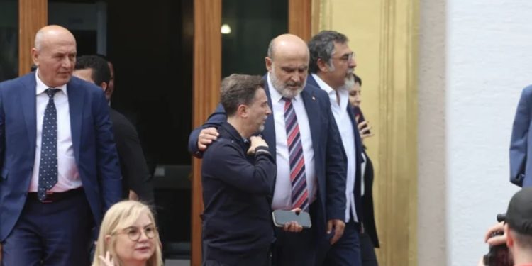 FOTOLAJM/ Nga takimet e buzëqeshura te përshëndetjet me kundërshtarët, çfarë nuk u pa nga jashtë sallës së seancës plenare në Kuvend sot