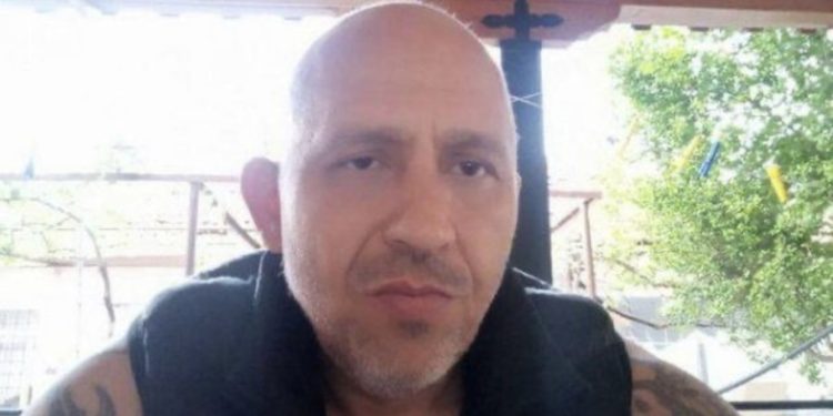 EMRI+FOTO/ Grabiti me dhunë një dyqan dhe dyshohet se tentoi të përdhunonte shitësen, shpallet në kërkim 48-vjeçari në Sarandë, rezulton me precedentë të shumtë penalë