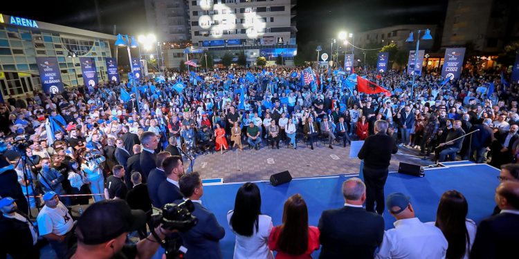 Berisha prezanton programin në Elbasan: Me 11 Maj do çlirohemi nga ky regjim ku ligjin e bëjnë bandat