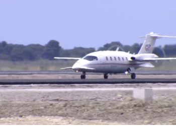 VIDEO/ Bëhet fluturimi i parë certifikues në Aeroportin Ndërkombëtar të Vlorës, ulet avioni i parë