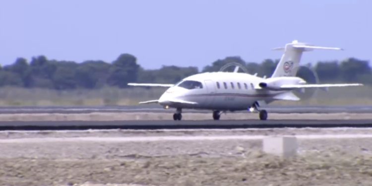 VIDEO/ Bëhet fluturimi i parë certifikues në Aeroportin Ndërkombëtar të Vlorës, ulet avioni i parë