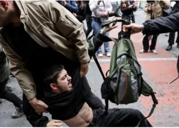 Përplasje të dhunshme në Stamboll gjatë marshimeve për 1 Majin/ Qindra demonstrues të arrestuar, policia tërheq zvarrë qytetarët