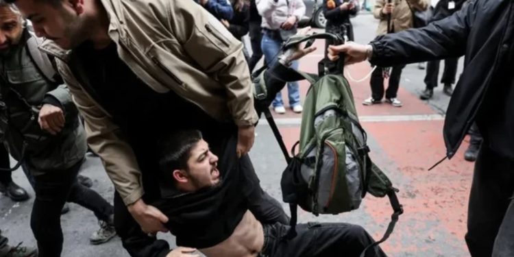 Përplasje të dhunshme në Stamboll gjatë marshimeve për 1 Majin/ Qindra demonstrues të arrestuar, policia tërheq zvarrë qytetarët