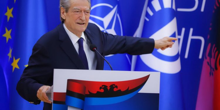 Berisha paralajmëron Ramën: Nuk do qëndrosh në pushtet me këtë farsë! Qytetarët të ngrihen me të gjithë forcën për të votuar të lirë