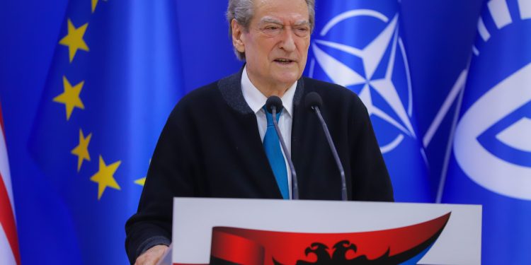 Berisha reagon pas kërkesës së SHBA: Kreu i karteleve është Edi Rama! Pjesë e kartelit të Troplinëve është edhe Altin Dumani