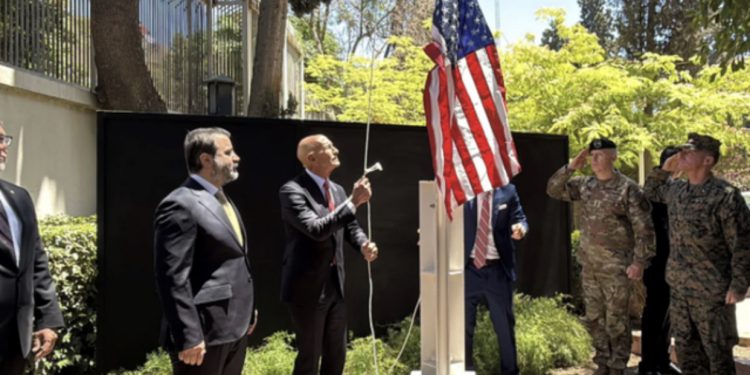 Flamuri i SHBA-së valëvitet në Damask për herë të parë, që nga viti 2012