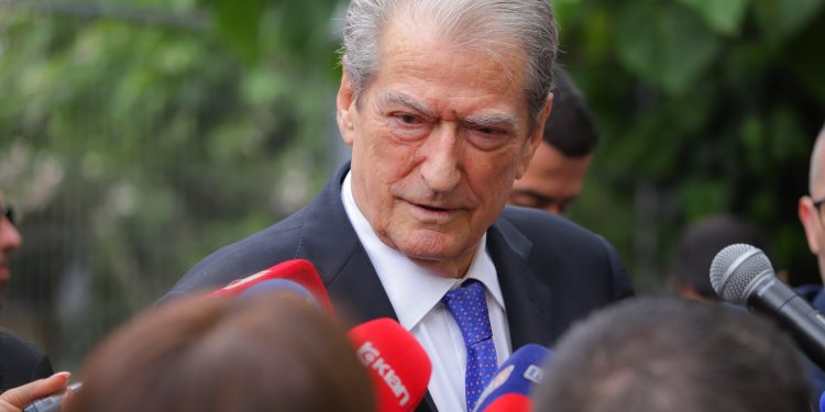 Berisha publikon dokumentin e prokurës: Kjo vërteton që Irena me 5 mbiemra është dënuar dhe dëbuar nga shteti grek