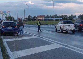 Aksident me vdekje në aksin rrugor “Pogradec-Korçë”/ Makina përplas këmbësoren, humb jetën 43-vjeçarja