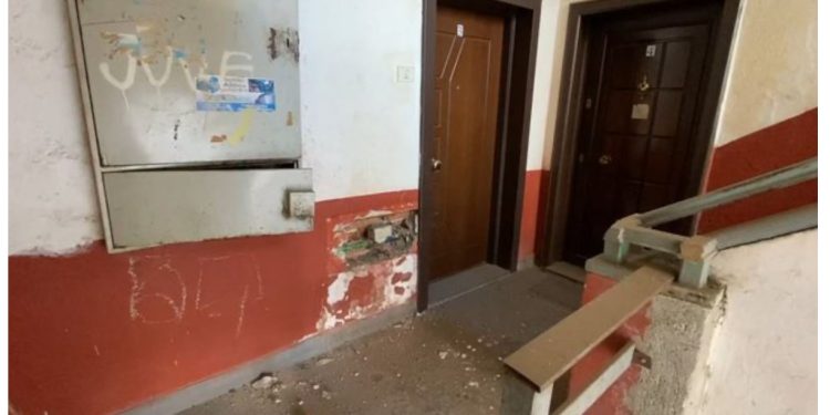 Shpërthim me tritol në Elbasan, dëmtohen disa apartamente