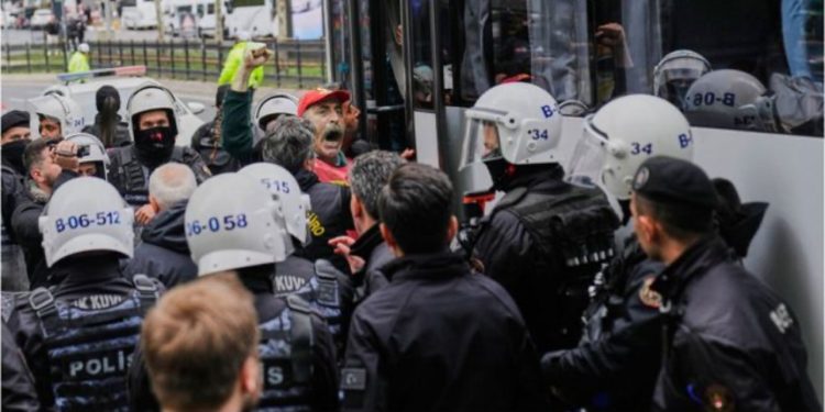 Përplasje të dhunshme në Stamboll gjatë marshimeve për Ditën e Punëtorëve, policia godet protestuesit, 400 arrestime!