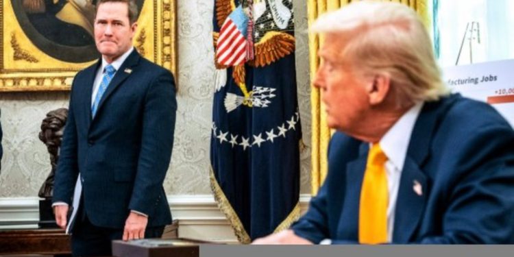 Rrjedhja e informacioneve sekrete, Këshilltari i Sigurisë së Donald Trump largohet nga posti, bashkë me zëvendësin e tij