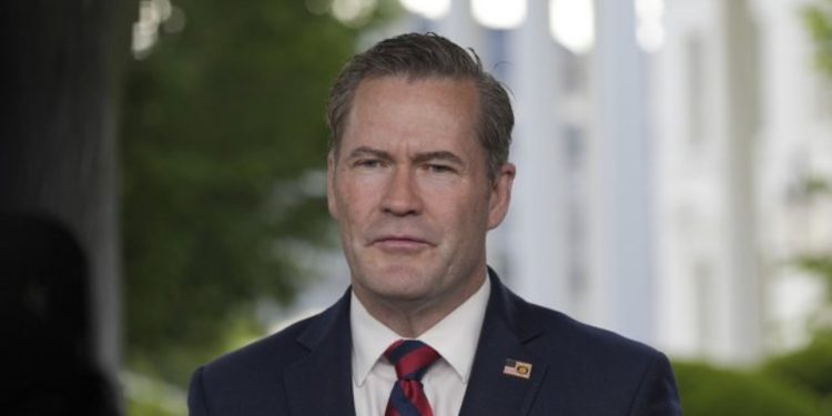 Mediat amerikane njoftuan largimin e tij nga detyra, kush janë emrat që mund ta zëvendësojnë Mike Waltz?