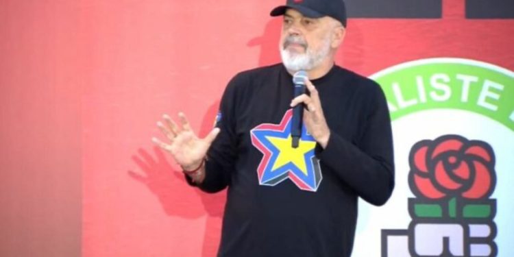 “Ça ke ti, ke vërejtje?” Rama batuta nga Berati: Të kap kamera dhe të shikon gruaja! Fute votën për BE-në, nuk të fut njeri te çyrykët
