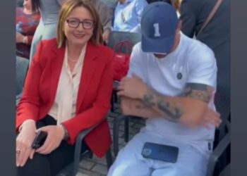 VIDEO/ Stresi pozon me kandidaten e PD-së në Qarkun e Tiranës: Votoni Dhurata Çupin, më e Mira!