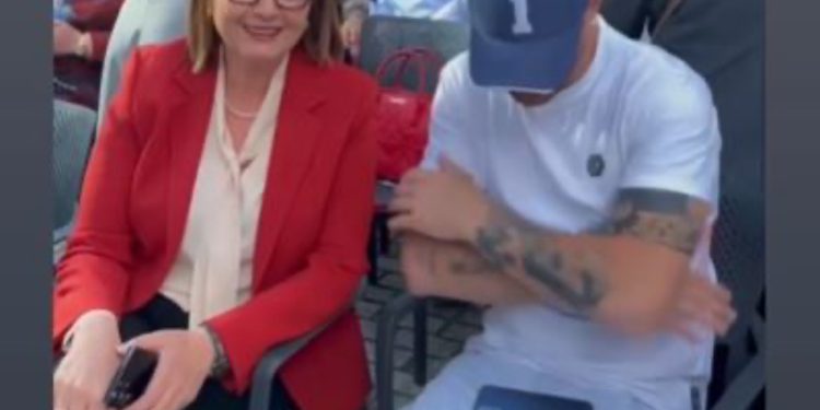 VIDEO/ Stresi pozon me kandidaten e PD-së në Qarkun e Tiranës: Votoni Dhurata Çupin, më e Mira!