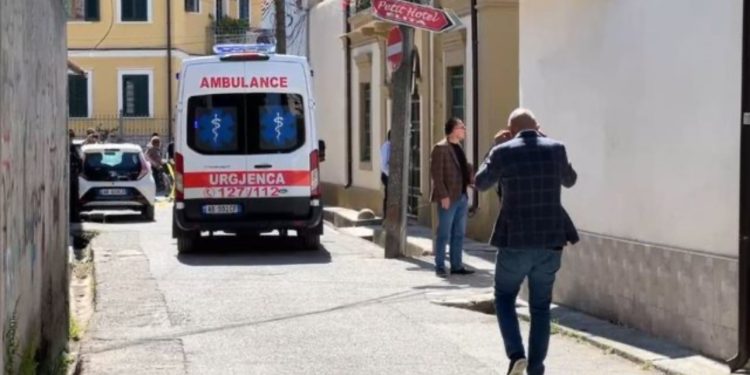 Vrasja në Shkodër/ Turisti amerikan në gjendje të dehur qëlloi me thikë bashkëshorten, si raportohet gjendja e tij shëndetësore