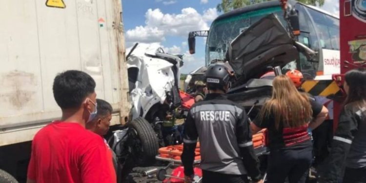 Shoferi i autobusit bie në gjumë në timon dhe shkakton aksident të shumëfishtë në Filipine, 10 viktima dhe 30 të plagosur