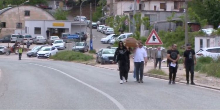Banorët e Hotolishtit në protestë, përplasen me policinë dhe sjellin arkivol në demonstratë!