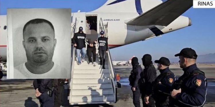 RENEA blindon aeroportin, Florenc Çapja mbërrin në Rinas, u soll me pranga nga Dubai