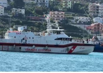 Mbërrin në portin e Shëngjinit anija italiane “Guardia Costiera”, 15 emigrantë dërgohen në kampin e Gjadrit