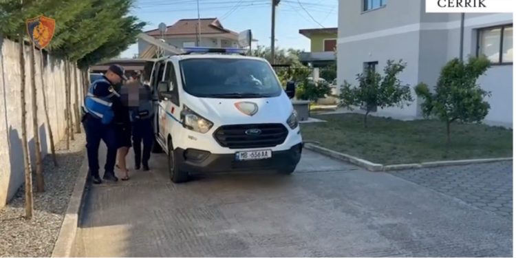 EMRAT/ Vodhën pajisje elektronike në selinë e PD në Cërrik, pranga dy personave