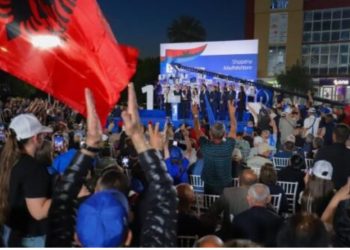 Berishës i dhurojnë kupën me numrin 1 në Kurbin: Njishi është numri i perëndisë, i fitores!