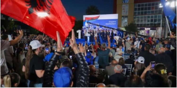 Berishës i dhurojnë kupën me numrin 1 në Kurbin: Njishi është numri i perëndisë, i fitores!