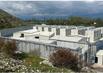 “Njëri ka prerë veten, një tjetër ka tentuar të qepë buzët me tel metalik”/ Media italiane për kampin e Gjadrit: Emigrantët në kushte të tmerrshme dhe izolim ekstrem