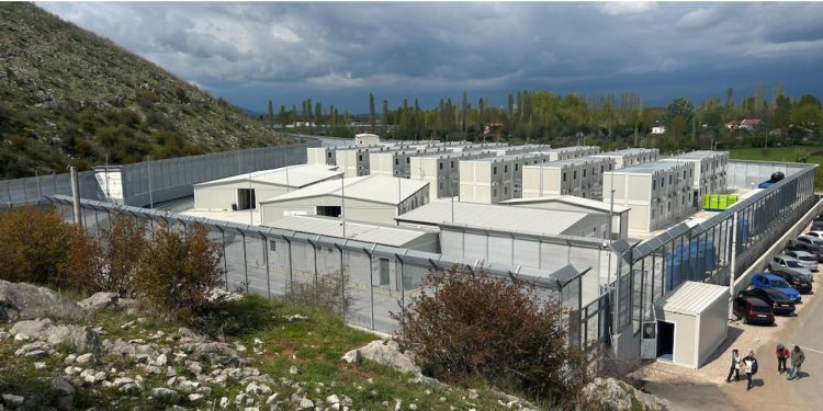 “Njëri ka prerë veten, një tjetër ka tentuar të qepë buzët me tel metalik”/ Media italiane për kampin e Gjadrit: Emigrantët në kushte të tmerrshme dhe izolim ekstrem