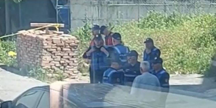 VIDEO/ Të shtënat në Laç, e plagosur edhe një grua që po shiste qirinj në rrugë, dalin pamjet nga vendi i ngjarjes