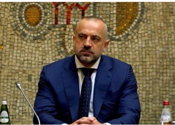 Kosova lëshoi fletëarresti ndaj tij për krime lufte/ Familjarët e viktimave në Gjakovë: Kemi dëgjuar emrin e Radoiçiç si pjesëmarrës në tortura e vrasje të shqiptarëve