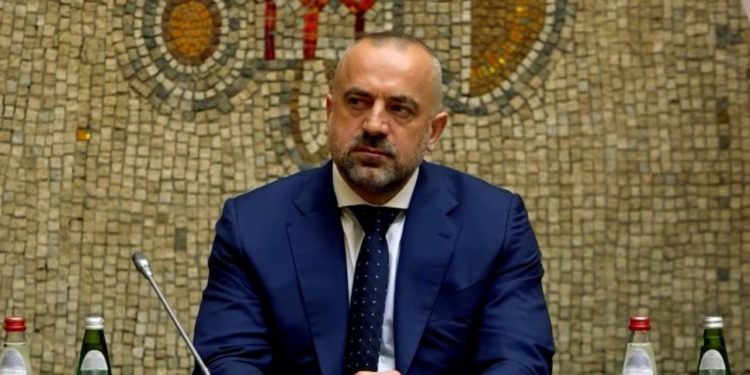 Kosova lëshoi fletëarresti ndaj tij për krime lufte/ Familjarët e viktimave në Gjakovë: Kemi dëgjuar emrin e Radoiçiç si pjesëmarrës në tortura e vrasje të shqiptarëve